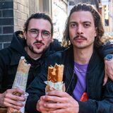 Simon Schlomberg (l.) und Marc Preinesberger bilden das DJ-Duo „Orbital Drum System“. Vor dem Gig in Oma Doris stärken sie sich mit Schawarma.