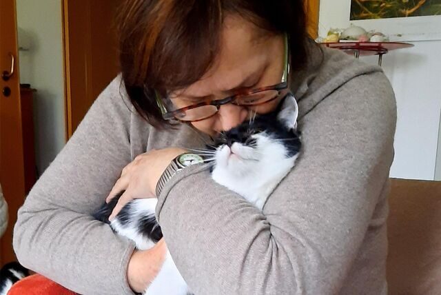 Marlene Steltner-Lange umarmt ihre Katze Mölli.