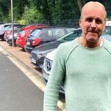 Anwohner Jens Engelmann am zugeparkten Elper Weg in Recklinghausen.