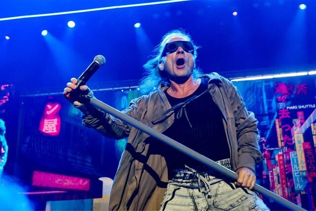Iron-Maiden-Sänger Bruce Dickinson auf der Bühne in der Dortmunder Westfalenhalle.