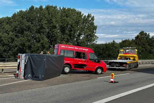 Ein Dorstener ist mit seinem Firmenfahrzeug samt Anhänger auf der A31 bei Dorsten ins Schlingern geraten.