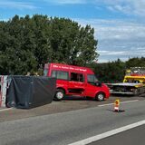 Ein Dorstener ist mit seinem Firmenfahrzeug samt Anhänger auf der A31 bei Dorsten ins Schlingern geraten.