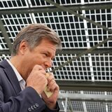 Bundeswirtschaftsminister Robert Habeck an einer Solarenergiegewinnungsanlage.
