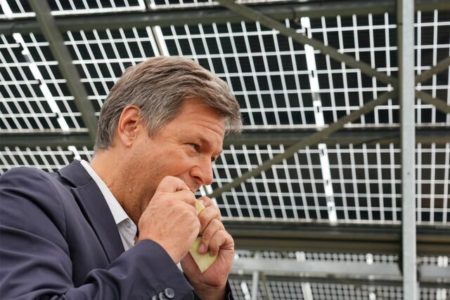 Bundeswirtschaftsminister Robert Habeck an einer Solarenergiegewinnungsanlage.