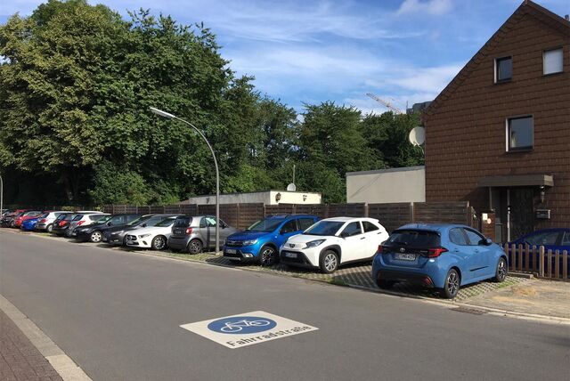 Autos parken auf den neuen und just frei gegebenen Parkplätzen am Elper Weg in Recklinghausen.
