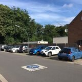 Autos parken auf den neuen und just frei gegebenen Parkplätzen am Elper Weg in Recklinghausen.