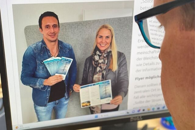 Eine im Online-Archiv abrufbare Presseinfo der Stadt Herdecke zeigt Dennis Neunzig gemeinsam mit Herdeckes Bürgermeisterin Katja Strauss-Köster (parteilos) bei einem Repräsentationstermin.