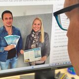 Eine im Online-Archiv abrufbare Presseinfo der Stadt Herdecke zeigt Dennis Neunzig gemeinsam mit Herdeckes Bürgermeisterin Katja Strauss-Köster (parteilos) bei einem Repräsentationstermin.