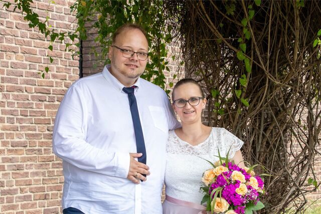 Bereits seit 15 Jahren gehen sie Yvonne Goltz und Davin Taulien gemeinsam durchs Leben. Nun haben sie auf dem Standesamt Castrop-Rauxel geheiratet.