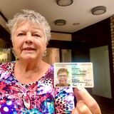 Sieglinde Helmes aus Recklinghausen mit Personalausweis.