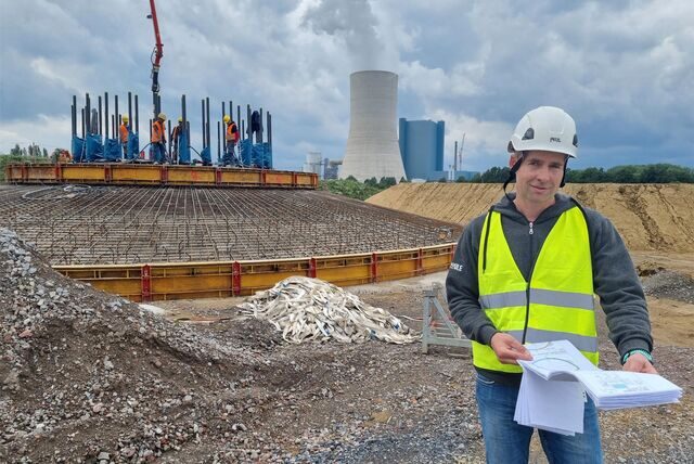 Ein Mann steht auf einer Baustelle vor dem Kraftwerk Datteln 4.