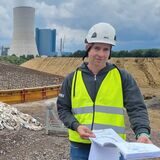 Ein Mann steht auf einer Baustelle vor dem Kraftwerk Datteln 4.