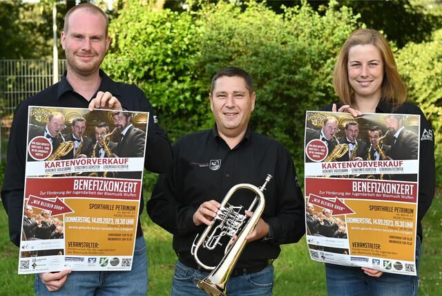 Dennis Güttler (v.l.), Vorsitzender des Fördervereins für die Jugendarbeit der Blasmusik Wulfen, Holger Janosch vom Orga-Team und Anne Theemann, Vorsitzende der Blasmusik Wulfen