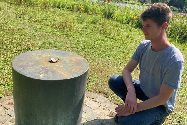 Die Bronzeskulptur „Ruhendes Blatt“ wurde gestohlen. Passanten wie Jan Weffers sehen am City-See nur noch die abgesägte Spitze und den Sockel der Skulptur.