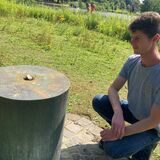 Die Bronzeskulptur „Ruhendes Blatt“ wurde gestohlen. Passanten wie Jan Weffers sehen am City-See nur noch die abgesägte Spitze und den Sockel der Skulptur.