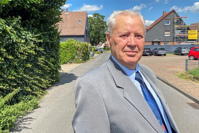Ein Mann steht auf einer Straße in Datteln.