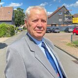 Ein Mann steht auf einer Straße in Datteln.