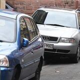 Autos parken zum Teil auf dem Gehweg.