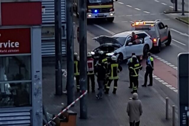 Ein BMW ist am Dienstagmorgen in die Fassade des Supermarkts an der Rheinischen Straße gekracht. Ein Anwohner hat uns Aufnahmen, die kurz nach dem Unfall entstanden sind, zur Verfügung gestellt.