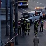 Ein BMW ist am Dienstagmorgen in die Fassade des Supermarkts an der Rheinischen Straße gekracht. Ein Anwohner hat uns Aufnahmen, die kurz nach dem Unfall entstanden sind, zur Verfügung gestellt.