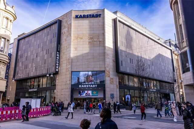 Außenschuss des GALERIA (Karstadt) Gebäude am Westenhellweg in Dortmund. Es sind viele Menschen in der Stadt unterwegs.