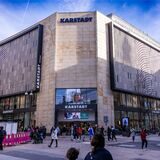 Außenschuss des GALERIA (Karstadt) Gebäude am Westenhellweg in Dortmund. Es sind viele Menschen in der Stadt unterwegs.