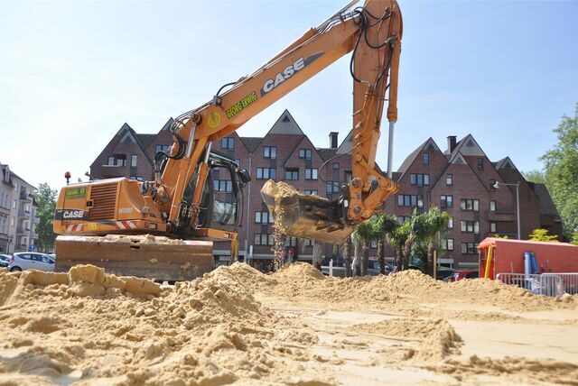 Ein Bagger schippt Sand auf den Castroper Marktplatz in der Altstadt