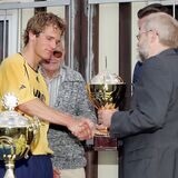 Den Pokal für den zweiten Rang der Stadtmeisterschaft 2005 bekam Schwerins Kapitän Scheffer überreicht. Am Ende wurde dem Team die Platzierung wieder aberkannt.