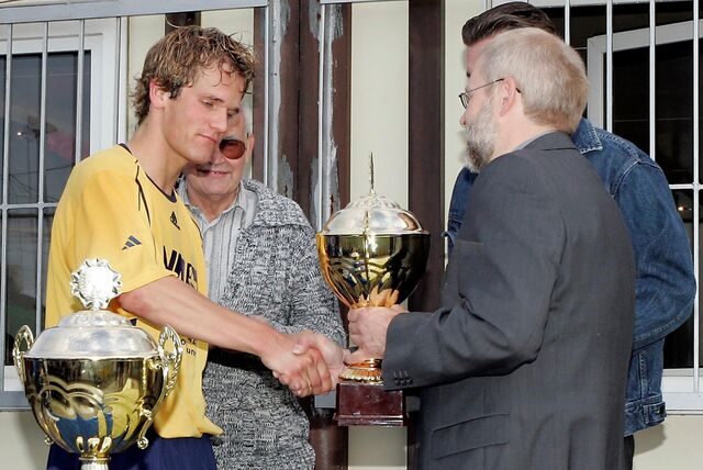 Den Pokal für den zweiten Rang der Stadtmeisterschaft 2005 bekam Schwerins Kapitän Scheffer überreicht. Am Ende wurde dem Team die Platzierung wieder aberkannt.