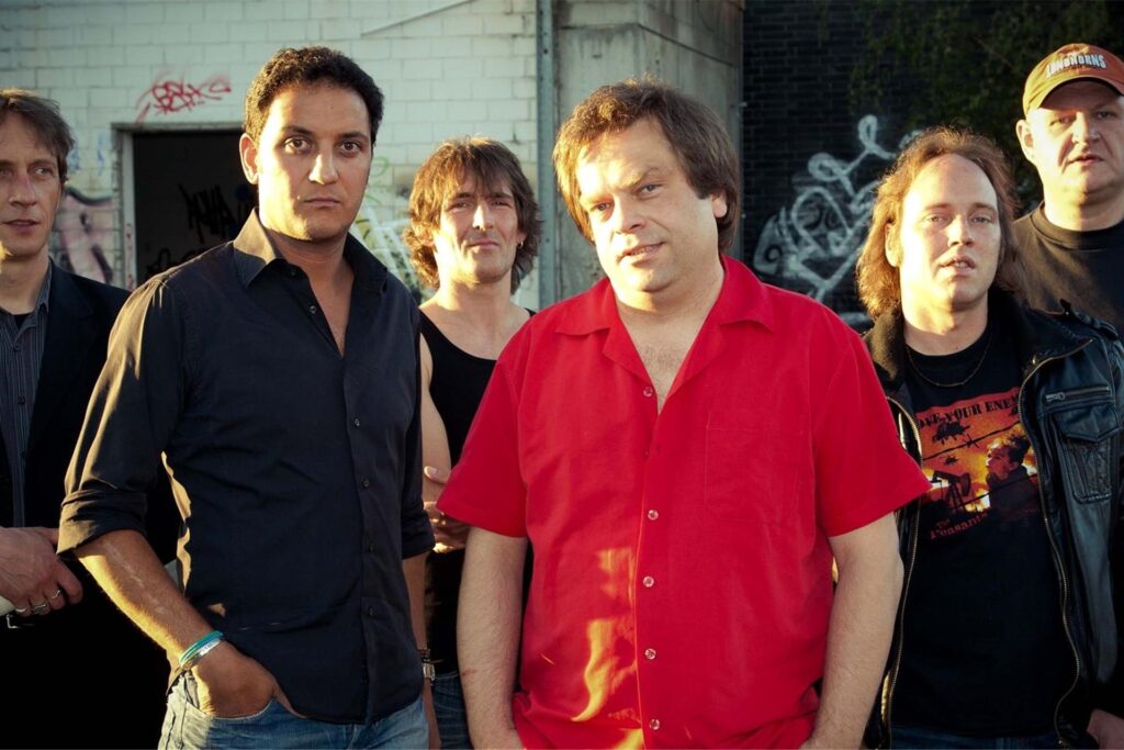 Die Band LiveWire zeichnet sich durch einen hochwertigen und doch massentauglichen Sound aus. Livewire geht als Hochzeitsband, Maturaballband oder Begleitung. (Sa. 20.15 Uhr).