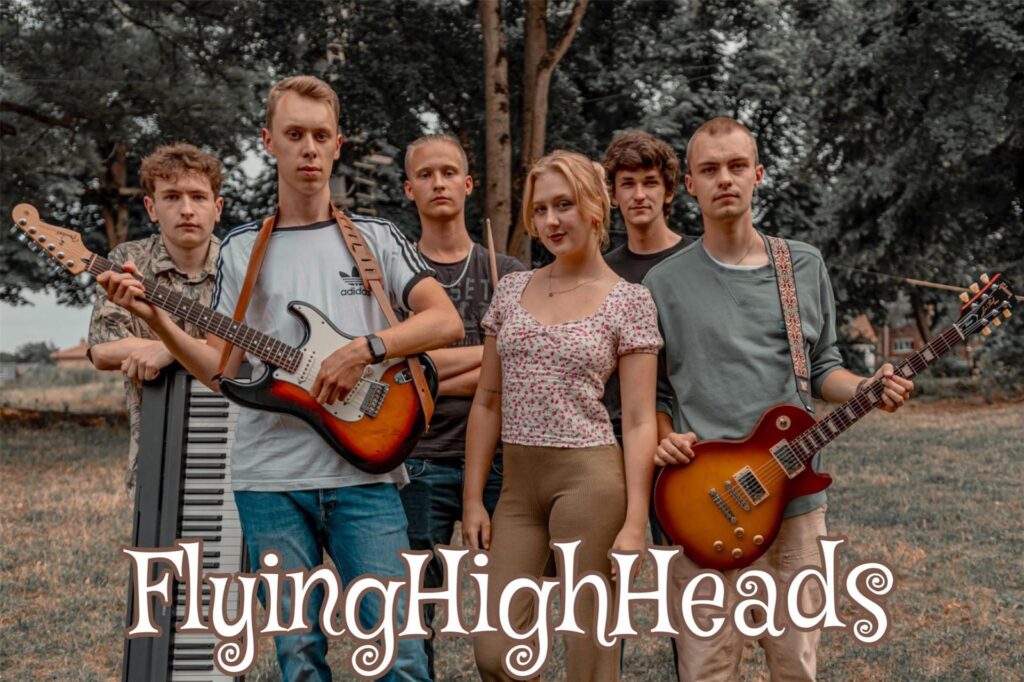 Flying High-Heads ist eine junge Band aus Dorsten, die hauptsächlich Musik aus den Genres Rock, Blues und Soul spielt. Ursprünglich entstanden sie als Schulband-Projekt des Abiturjahrgangs 2022 des Gymnasiums Petrinums. Im Laufe der letzten beiden Jahre hat sich die Besetzung der Band mehrfach verändert, aber schließlich fand sich folgende Aufstellung: Marlena Mach als Sängerin, Simon Hantzschk am Piano, Luca Sarwaitz am Bass, Marc Hermann am Schlagzeug sowie Benedikt Schramm und Henrik Jordan a