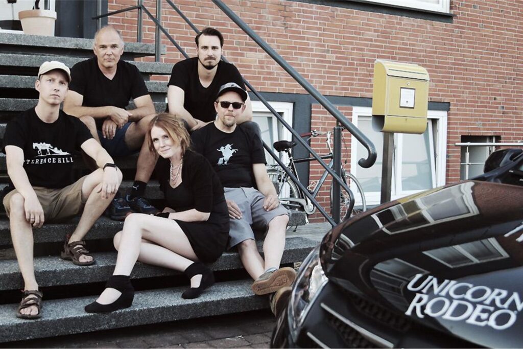 Unicorn Rodeo sind fünf Ruhrpottkinder aus Herne, Herten, Recklinghausen und Witten, die die Leidenschaft zur Musik zusammengeführt hat. Micha am Bass, Lars und Marc an der Gitarre, Andi am Schlagzeug und Silvi am Mikrofon. (Sa. 19.15 Uhr).