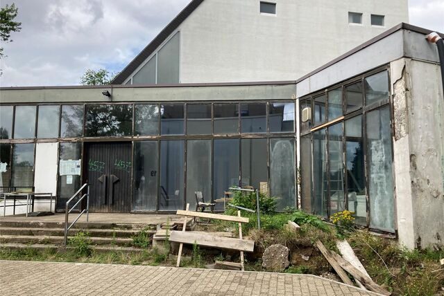 Der Putz bröckelt von Fassaden und Fensterrahmen, Bretter liegen herum – die Kreuzkirche verfällt immer mehr.