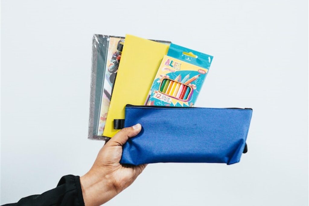 hand hält etui und stifte hoch hand hält etui und stifte hoch