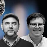Montage aus zwei Menschen vor einem übergroßen Mikrofon.