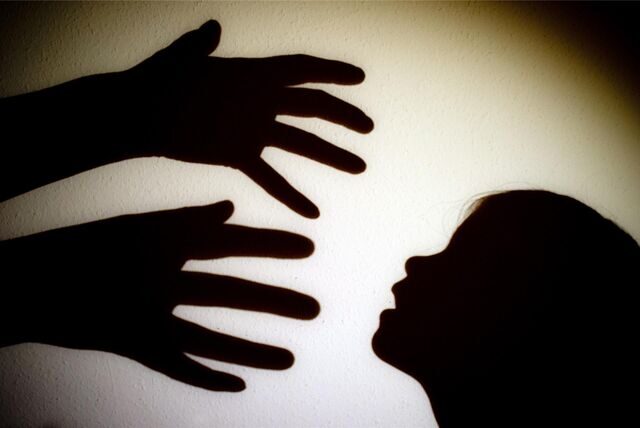 Der Schatten zweier Hände und eines Kopfes.