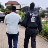 Polizisten nehmen einen Beschuldigten in Landau in der Pfalz fest.
