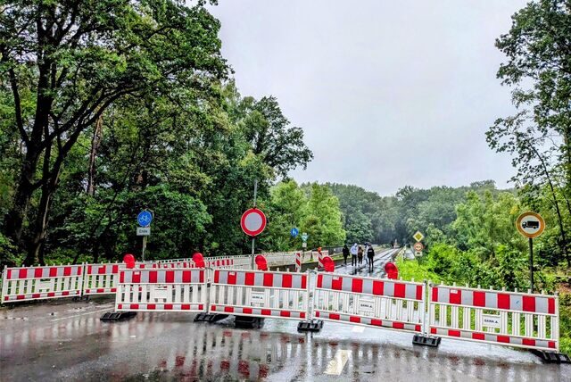 Eine der Dorstener Brücken über die Lippe ist derzeit für Fußgänger sowie für Rad- und Autofahrer gesperrt.