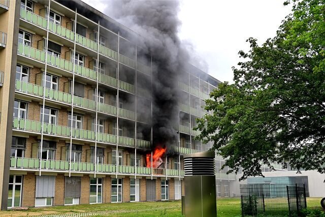 Flammen schlugen aus dem Zimmer der Station 2, bevor die Feuerwehr eintraf.
