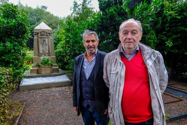 Dr. Mark Gutkin und Isaac Tourgman, Vorsitzender und Kantor der jüdischen Gemeinde Recklinghausen, stehen vor einem Ehrenmal auf dem jüdischen Friedhof.