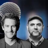 Fotomontage aus einem Bild von einem Mikrofon, davor die Köpfe von drei Männern.
