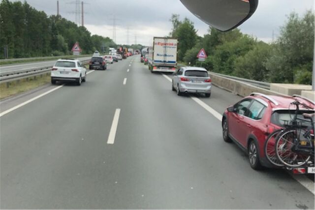 Durch die umsichtige Verhaltensweise der anderen Verkehrsteilnehmer im Stau bildete sich eine vorbildliche Rettungsgasse, die ein schnelles Eintreffen der Rettungskräfte ermöglichte.