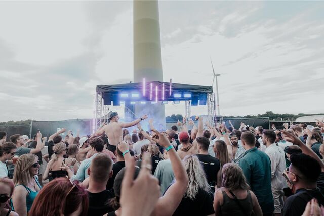 Auf einer Freifläche in Recklinghausen tanzen junge Menschen während der Techno-Veranstaltung Querfeldein Open Air.