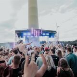 Auf einer Freifläche in Recklinghausen tanzen junge Menschen während der Techno-Veranstaltung Querfeldein Open Air.