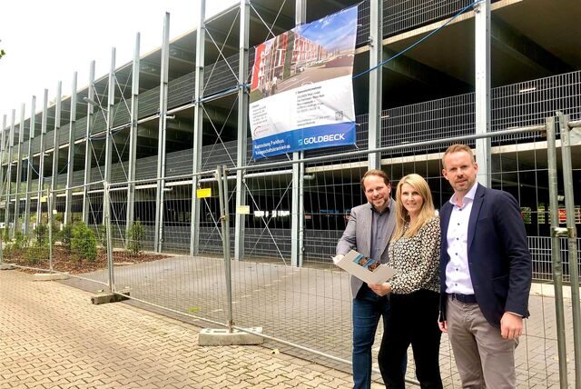 Sarah Otte, Harald Gerhäußer und Oliver Hackenfurt vor dem Parkhaus.