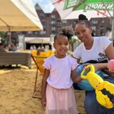 Gleny Mejia und ihre Tochter Yoleiny Moya (3) spielen zusammen im Sand.