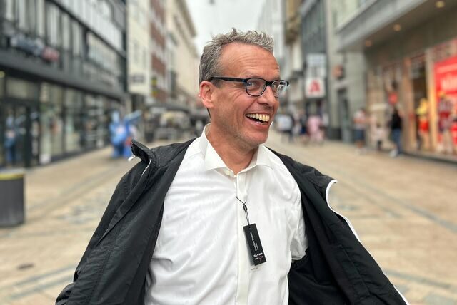 Georg Thanscheidt mit seinen Schnäppchen auf dem Westenhellweg