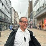 Georg Thanscheidt mit seinen Schnäppchen auf dem Westenhellweg