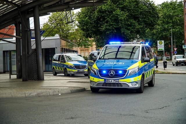 Streifenwagen stehen am Busbahnhof in Recklinghausen. (Archivbild)