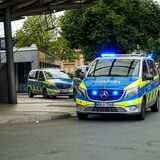 Streifenwagen stehen am Busbahnhof in Recklinghausen. (Archivbild)